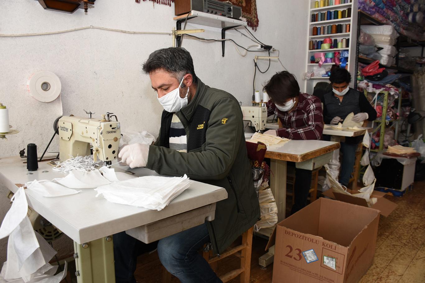 Hayırsever tekstilci, atölyesinde ürettiği maskeleri ücretsiz dağıttı